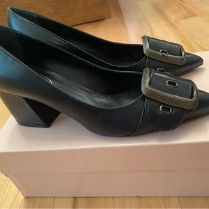 Barely used navy blue, Italian made leather pump.  Very good condition.